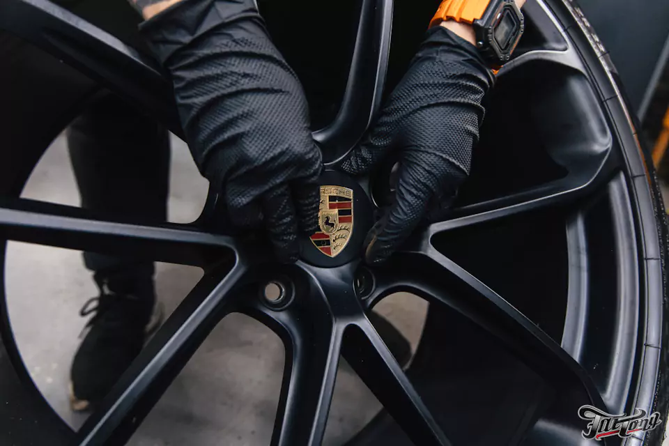 Правка диска и фирменный шиномонтаж на стендах Hunter для Porsche Cayenne GTS